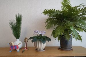 松の飾りと馬の置物